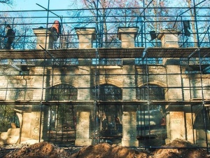 Реставраторы исправляют ошибки строителей парка «Швейцария»