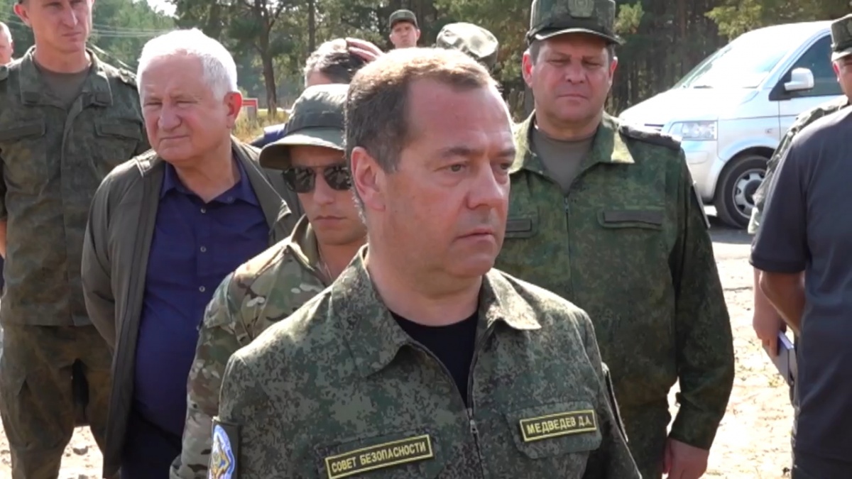 Дмитрий Медведев рассказал военным в Мулино, почему президент начал СВО на Украине - фото 2