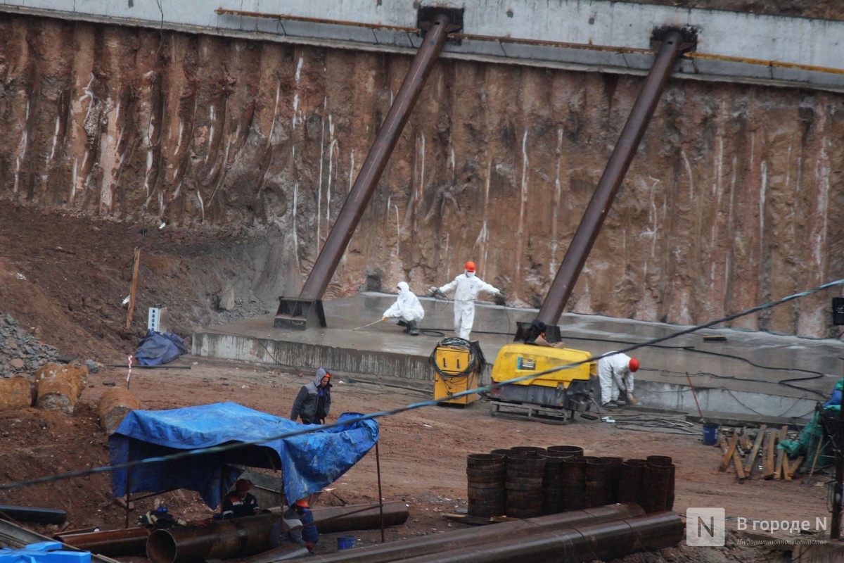 Сорванные сроки и тонна грязи: фоторепортаж со стройки террасного парка в Почаинском овраге - фото 4