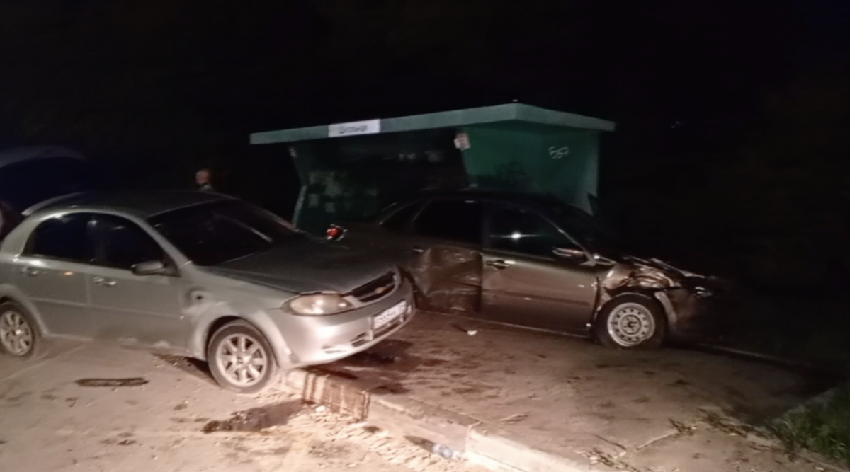 Жесткое ДТП в Дзержинске: от удара легковушки вылетели на остановку - фото 1