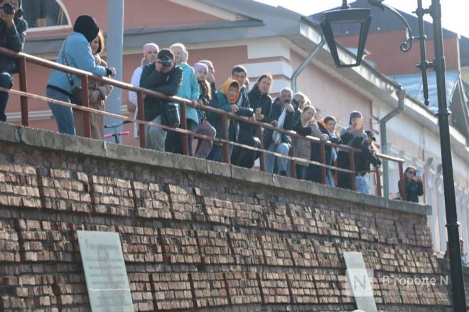 Шли Крестным ходом и ели гигантский кулич: как прошла Пасха в Нижнем Новгороде — фоторепортаж - фото 21