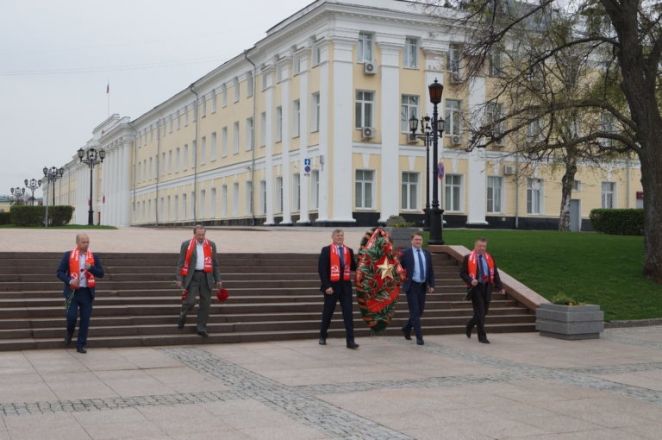 Члены нижегородского отделения КПРФ возложили цветы к Вечному огню - фото 3