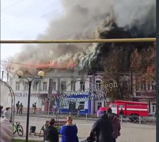 Крупный пожар случился в административном здании в поселке Нижегородской области - фото 1