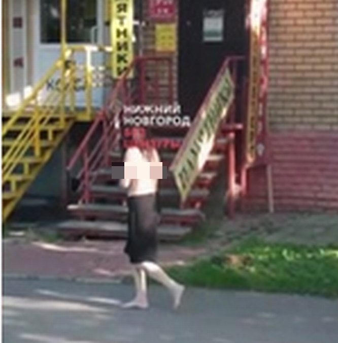 Полуголая девушка бегала по Советскому району Нижнего Новгорода - фото 1