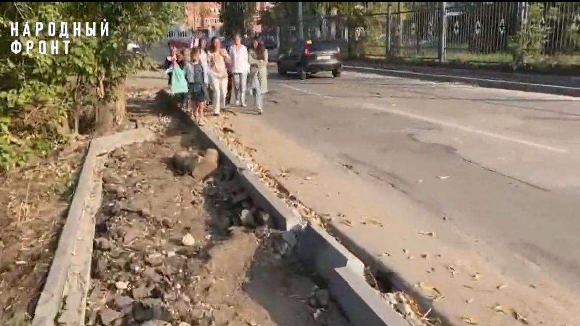 Школьники идут до школы по проезжей части и разбитым тротуарам в Ленинском районе - фото 1
