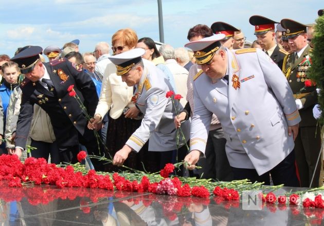 Губернатор Никитин возложил цветы к Вечному огню в Нижегородском кремле 9 мая - фото 3
