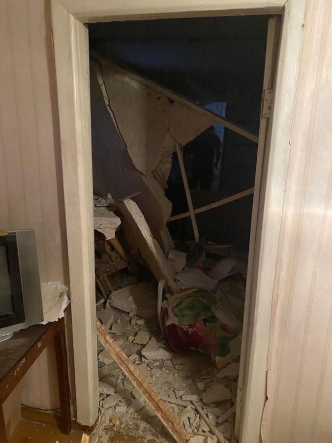 Стена обрушилась между двумя квартирами дома на улице Баумана от хлопка неизвестного вещества