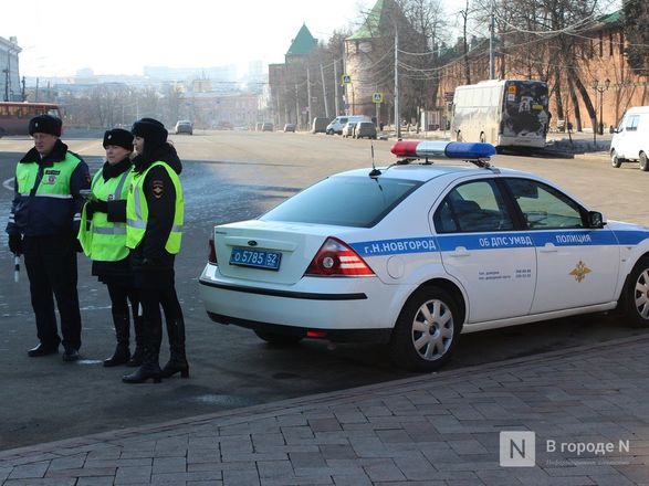 Девушки-полицейские поздравили нижегородских водителей с Днем защитника Отечества - фото 20