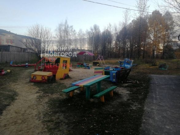 Неизвестные за ночь разгромили детскую площадку в Красных Баках - фото 2