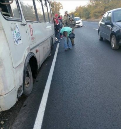 Маршрутка потеряла колесо и столкнулась с ГАЗелью в Автозаводском районе - фото 2