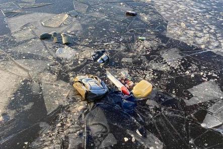 Сапоги и рюкзак обнаружены на месте предполагаемого провала под лед снегохода с людьми у поселка Памяти Парижской Коммуны