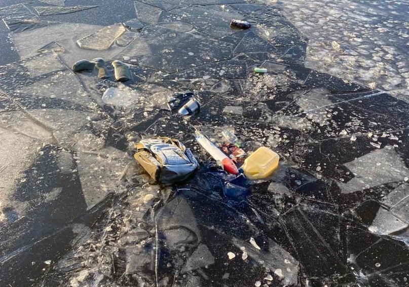 Сапоги и рюкзак обнаружены на месте предполагаемого провала под лед снегохода с людьми у поселка Памяти Парижской Коммуны - фото 1