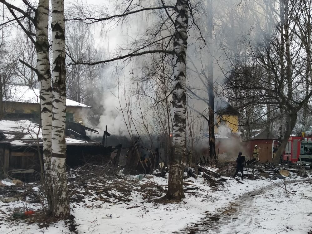 Сараи горели на улице Бекетова в Нижнем Новгороде
