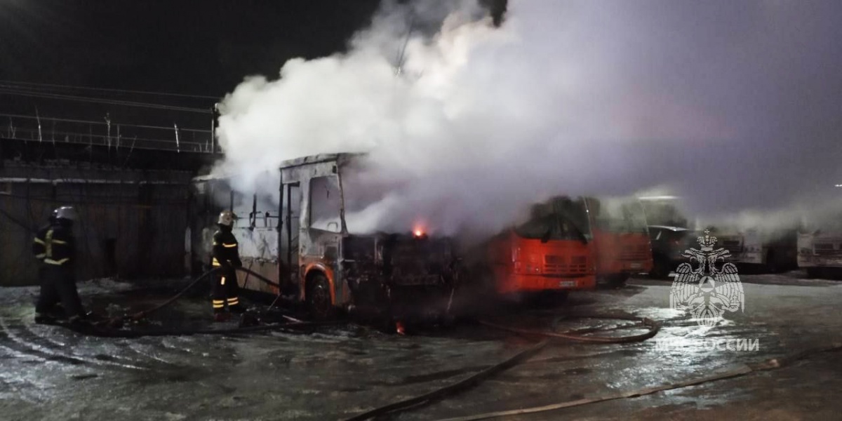 Два автобуса сгорели в Автозаводском районе - фото 1