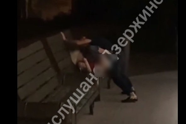 Пара прилюдно занялась сексом на скамейке у клуба в Дзержинске - фото 1