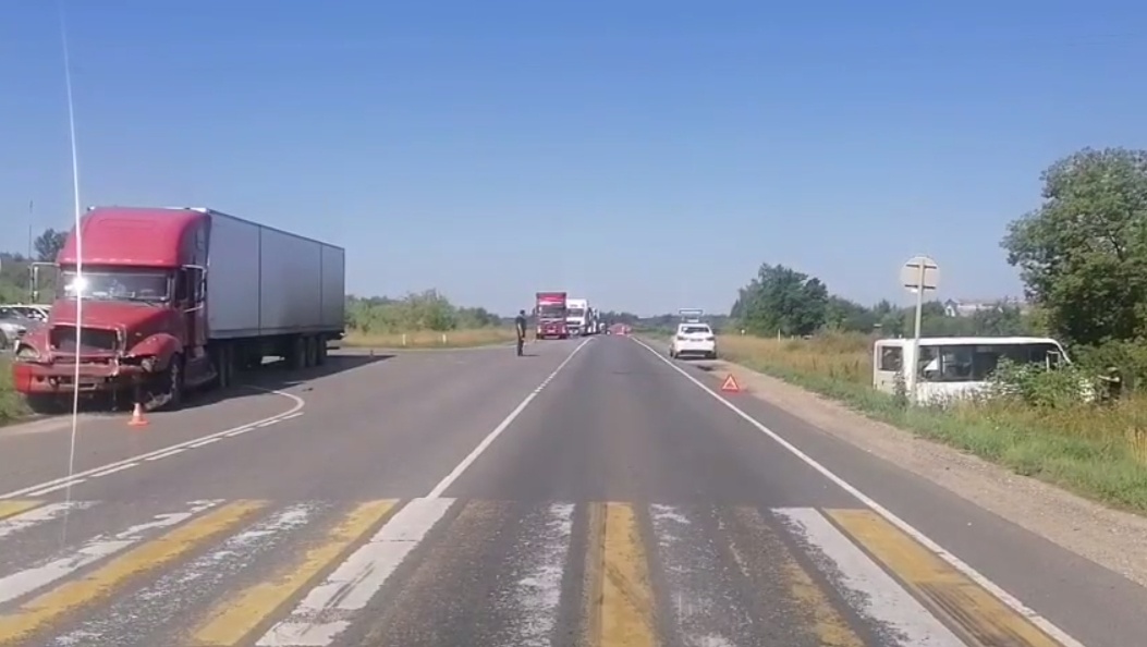 Автобус попал в ДТП на федеральной трассе в Нижегородской области - фото 1