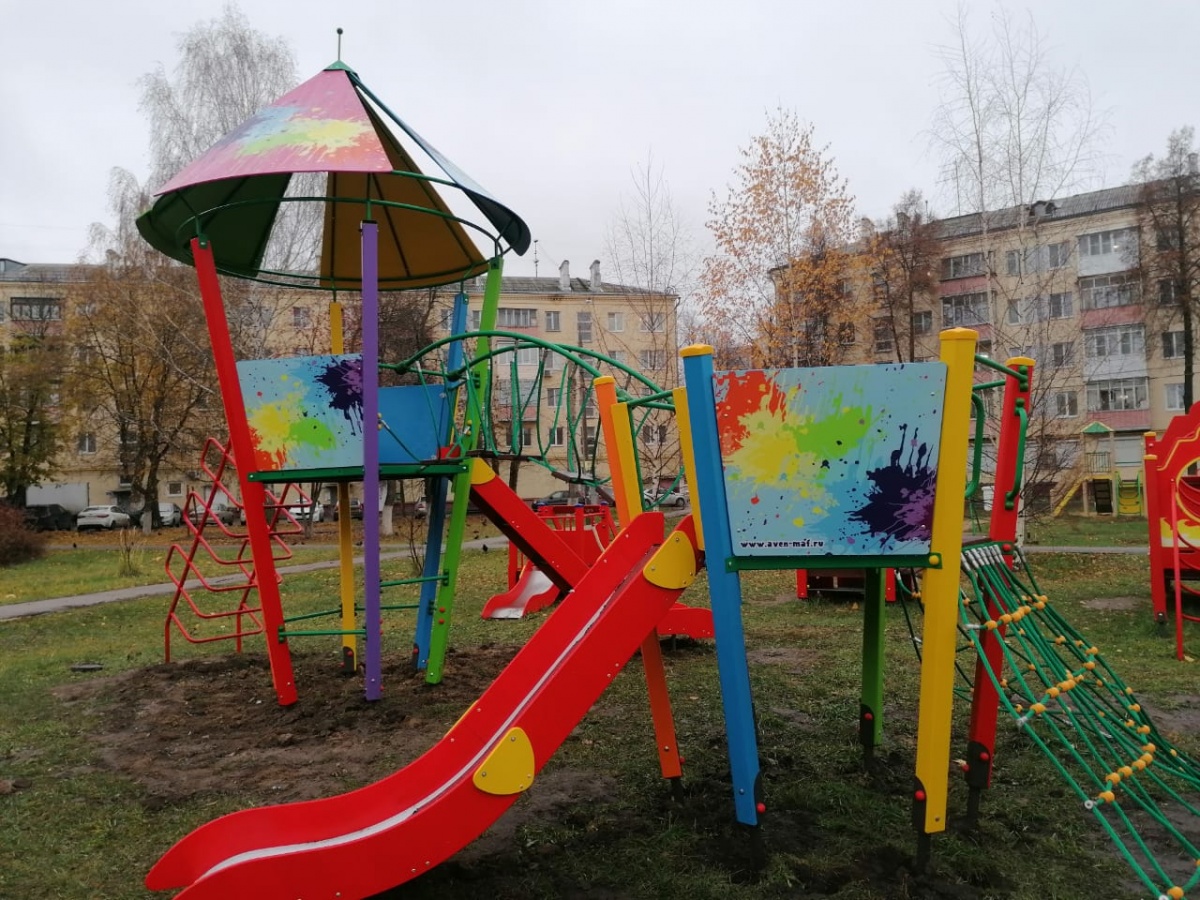 Новые игровые элементы установили на детской площадке на проспекте Ильича - фото 1
