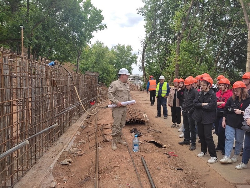 Более 100 студентов ННГАСУ оценили ход строительства на Черниговской набережной - фото 1
