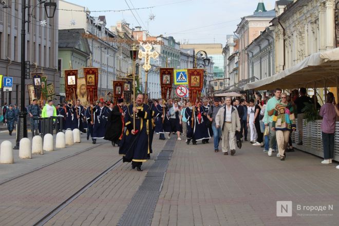 Фоторепортаж: как прошел пасхальный крестный ход в Нижнем Новгороде - фото 76