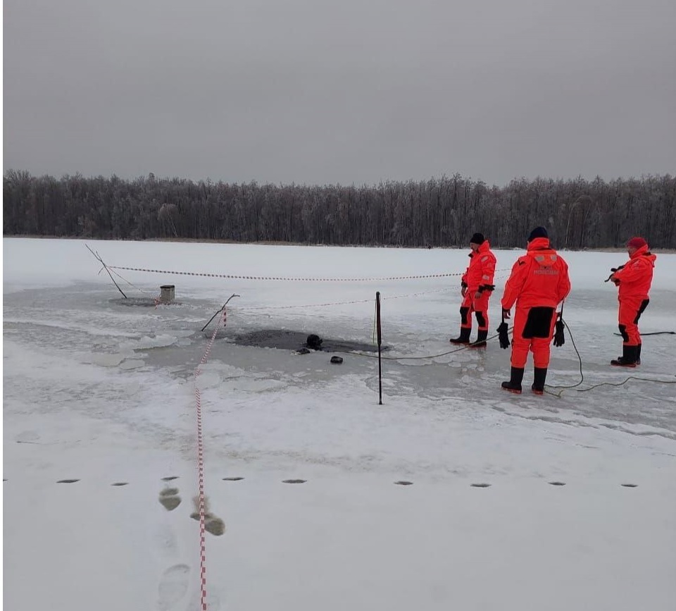 Очевидцы спасли провалившегося под лед рыбака на Бору - фото 1