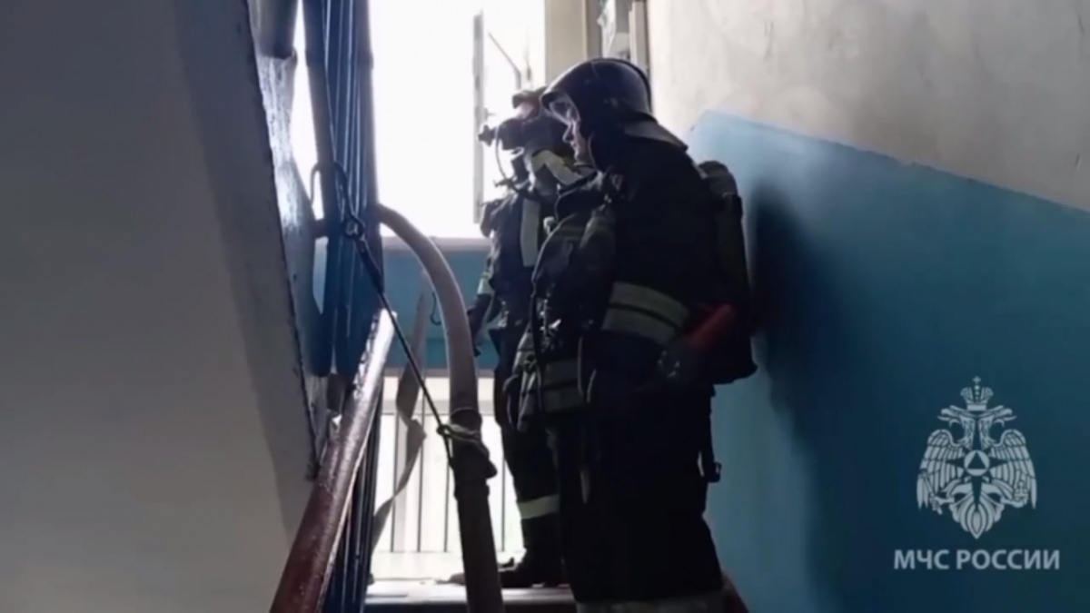 Мужчину спасли из горящей многоэтажки в Нижнем Новгороде - фото 1
