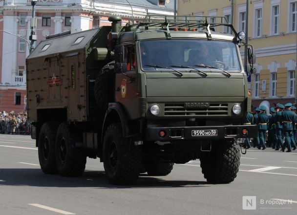 Фоторепортаж: парад в честь 80-й годовщины Победы прошел в Нижнем Новгороде - фото 100