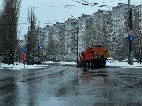 Нижний Новгород продолжает бороться с последствиями снегопада - фото 3