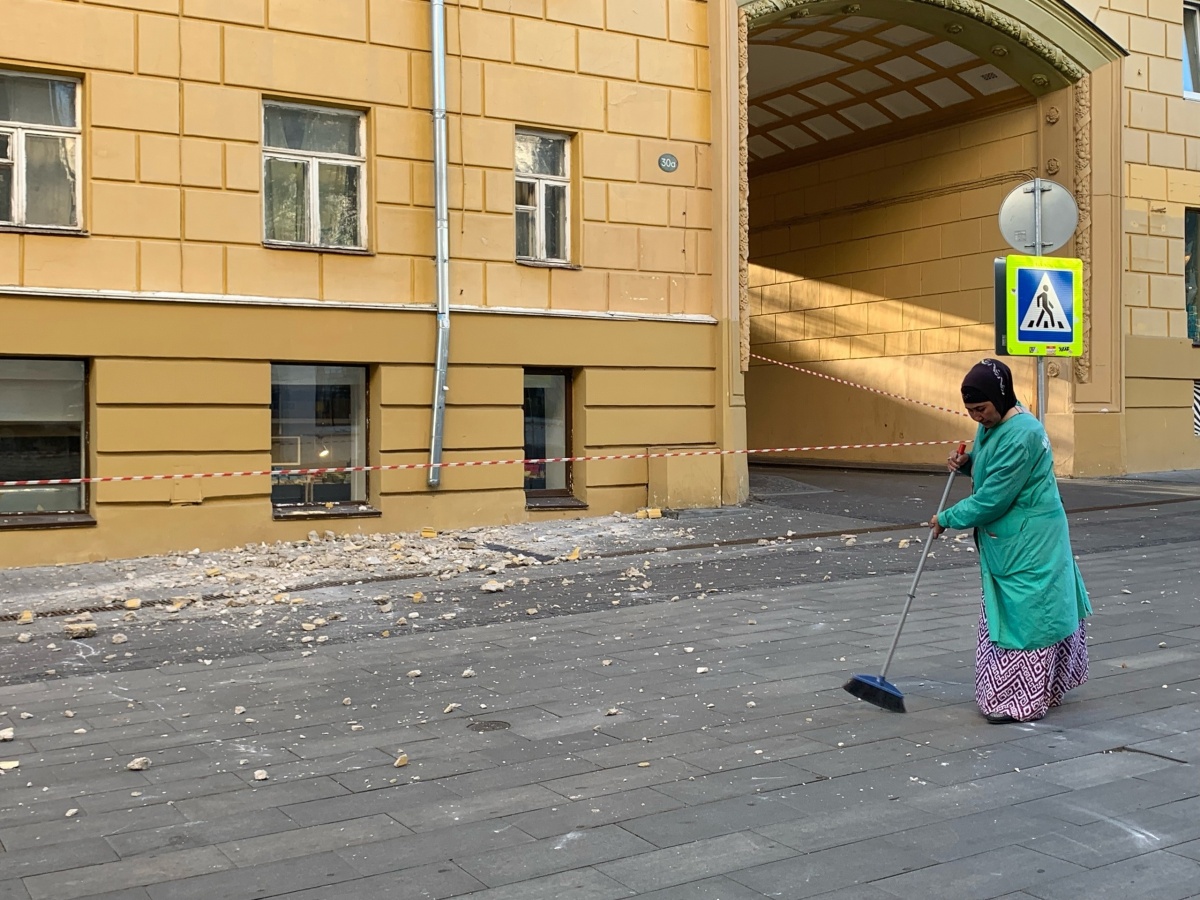 Фасад дома снова обрушился на центральной улице Нижнего Новгорода - фото 1