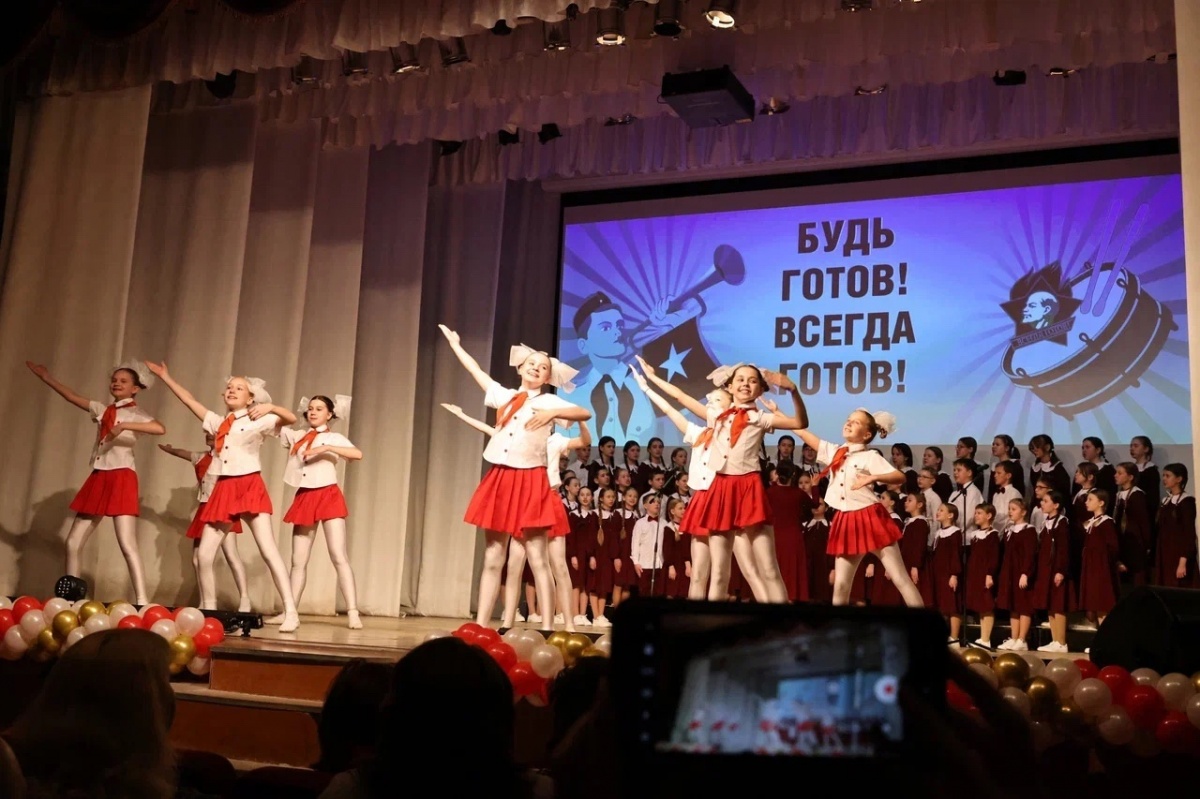 Евгений Люлин поздравил Дворец детского творчества в Дзержинске с 90-летием - фото 1