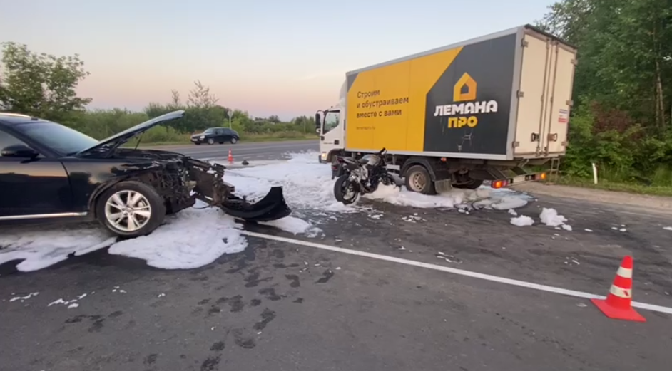 Мотоциклист травмировался в ДТП с Infiniti и грузовиком в Нижегородской области - фото 1