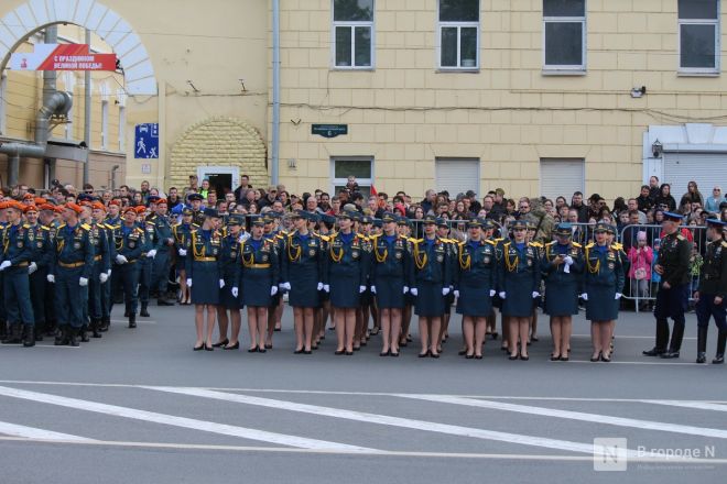 Фоторепортаж: парад в честь 80-й годовщины Победы прошел в Нижнем Новгороде - фото 96