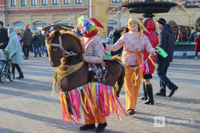Фаер-шоу и казачьим хором проводили зиму на Нижегородской ярмарке - фото 2