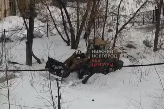 Трактор застрял в сугробе, когда приехал чистить нижегородский двор от снега  - фото 1