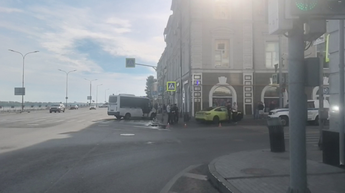 Появились подробности аварии с протаранившим здание BMW в Нижнем Новгороде - фото 1