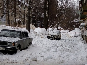 Ледяная глыба разбила два автомобиля на улице Корейской