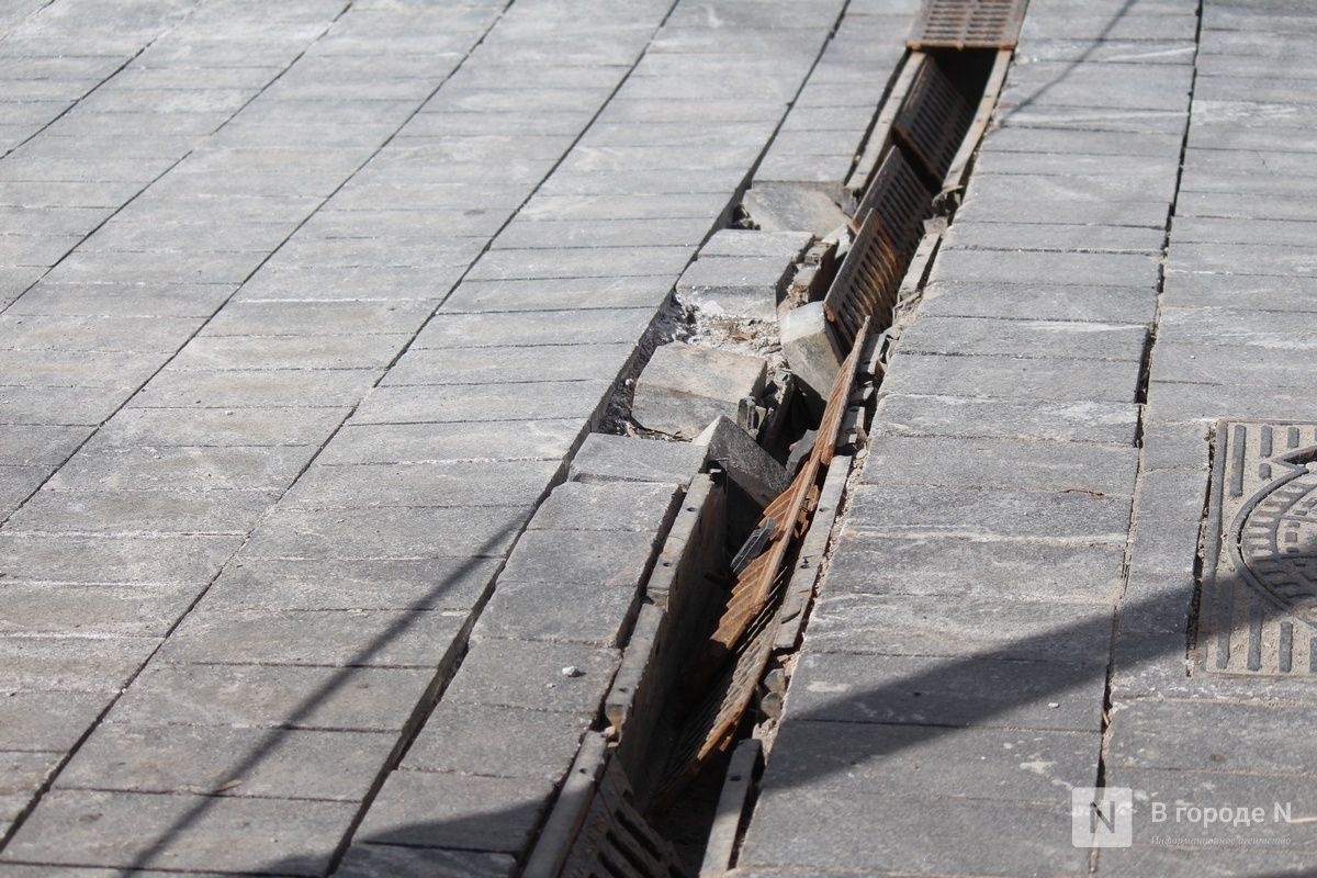 Разрушенную брусчатку на площади Горького обещают отремонтировать летом - фото 1