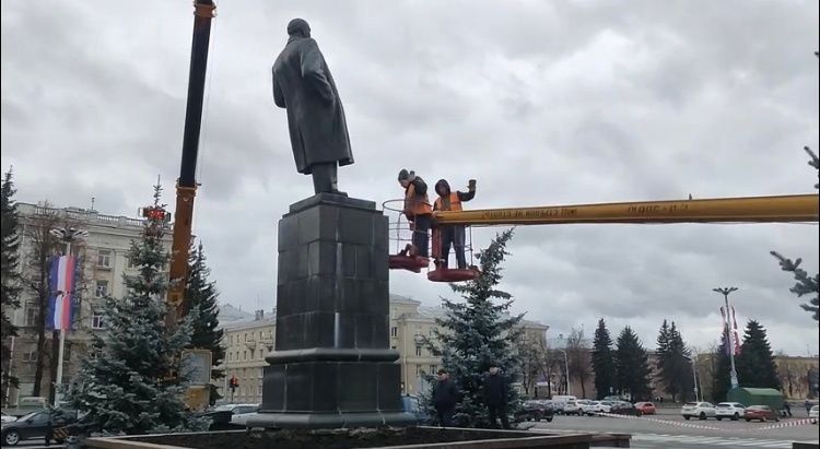 Памятник Ленину в Сарове накренился из-за сильного ветра - фото 1