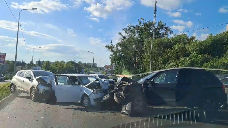 Маленький ребенок и трое взрослых пострадали в массовом ДТП в Нижнем Новгороде - фото 1