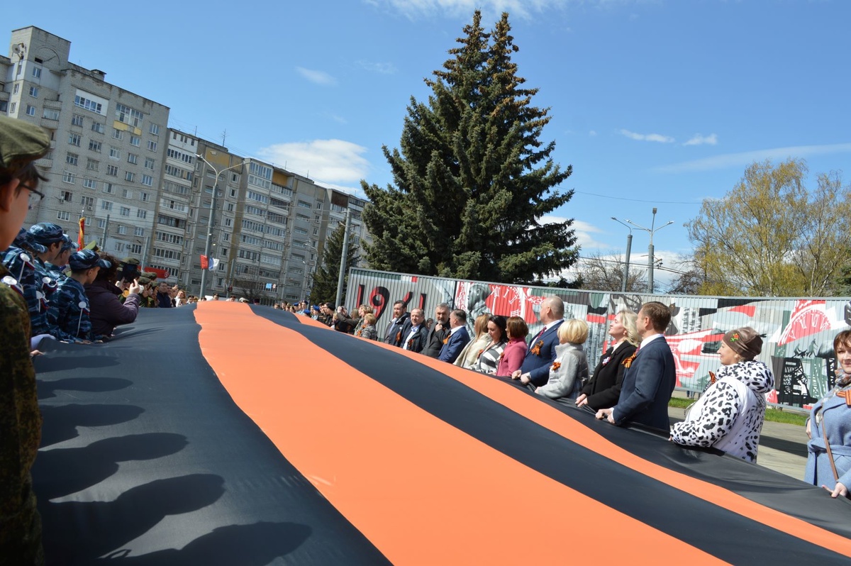 25-метровую Георгиевскую ленту развернули в Московском районе в честь Дня Победы - фото 1