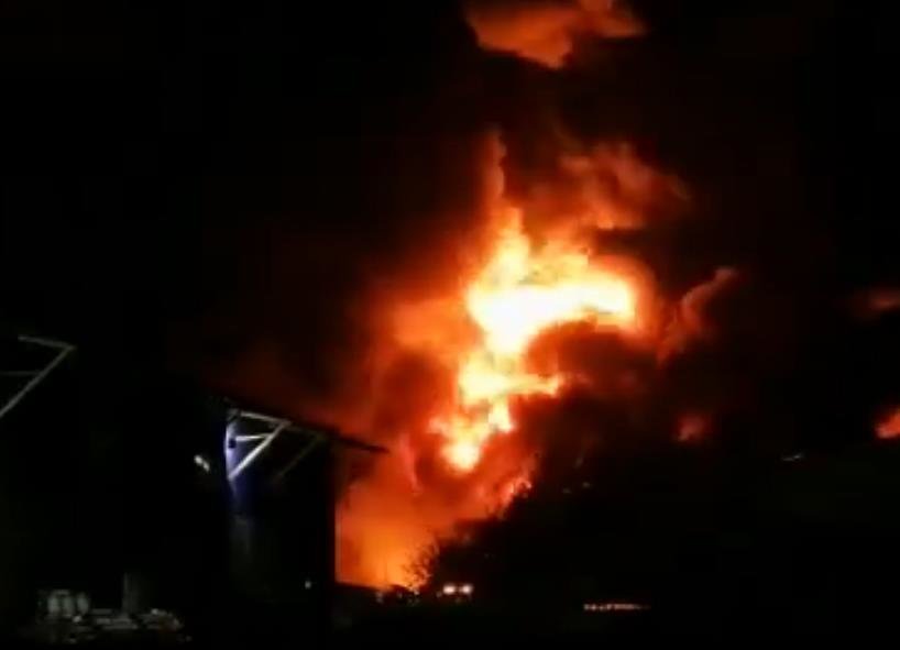 Восемь часов длилось тушение пожара в Кудьминской промзоне - фото 1