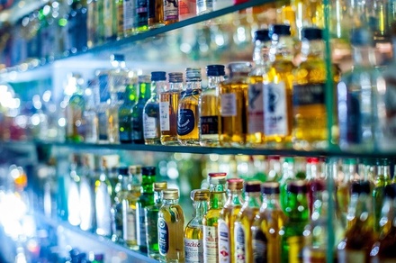 Полицейские изъяли 190 литров контрафактного алкоголя из автозаводского бара