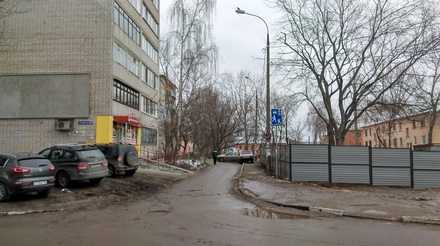 Строительное ограждение на Совнаркомовской снесут из-за жалоб жителей