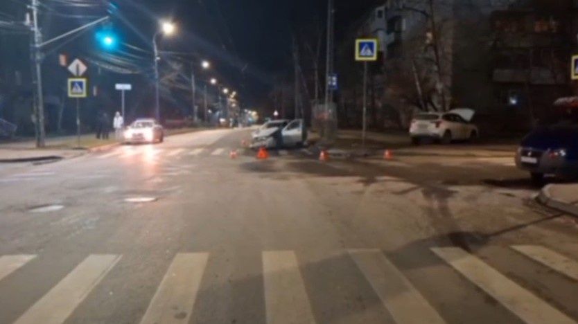 Пассажир и пешеход пострадали в ДТП с легковушками в Нижнем Новгороде - фото 1