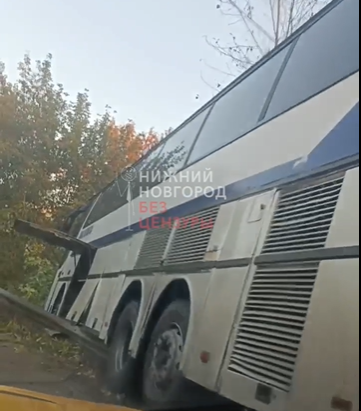 Пассажирский автобус вылетел с дороги в Нижнем Новгороде - фото 1