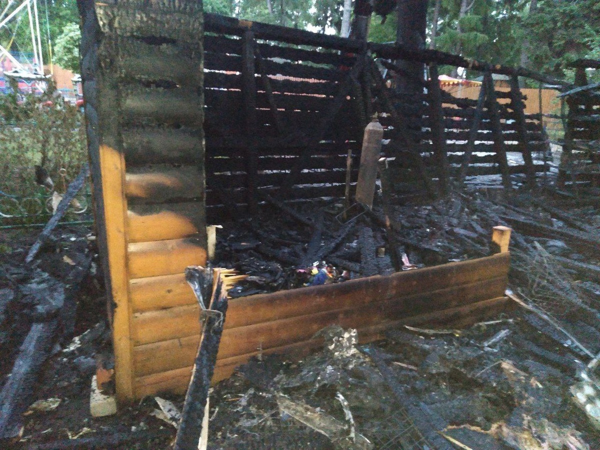 Объекты торговли сгорели в балахнинском зоопарке - фото 1