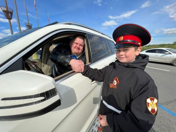 Сотрудники нижегородской Госавтоинспекции поздравляют водителей с Днем Победы - фото 4