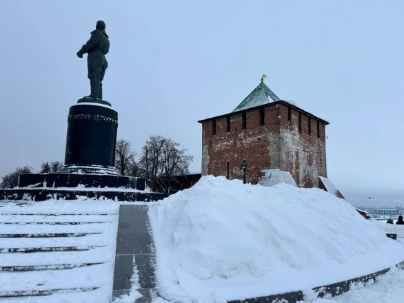 Утонули в сугробах: фоторепортаж с улиц Нижнего Новгорода после снежного апокалипсиса - фото 29