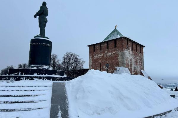 Утонули в сугробах: фоторепортаж с улиц Нижнего Новгорода после снежного апокалипсиса