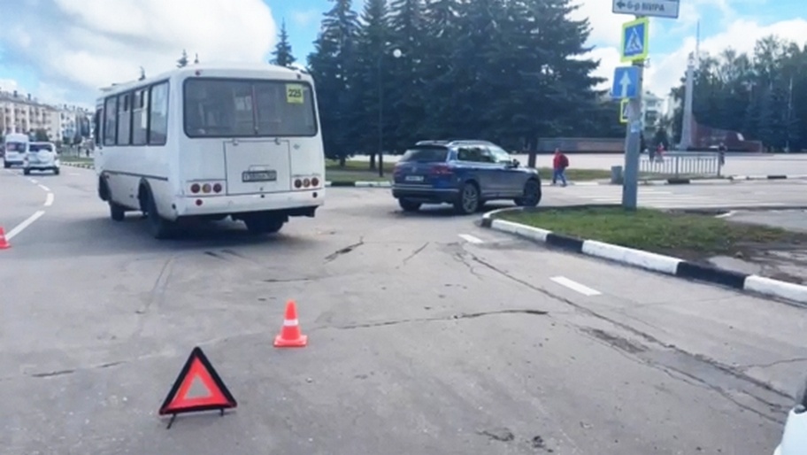 ПАЗ в Кстове въехал в Volkswagen: пострадали два человека - фото 1
