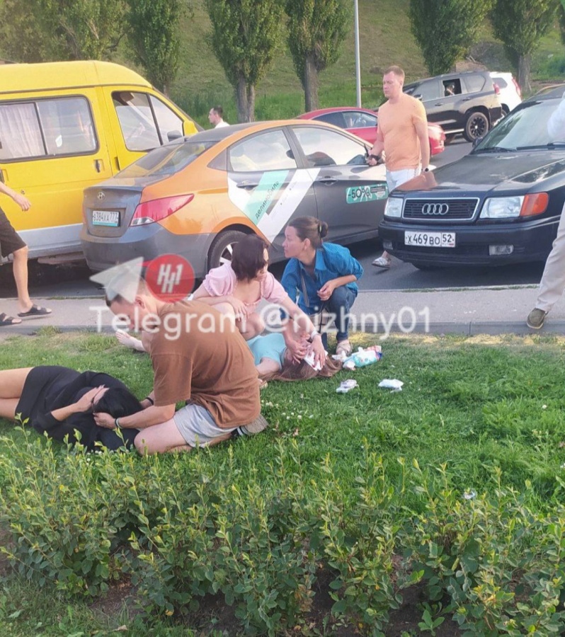 Три человека пострадали в массовом столкновении автомобилей на Нижне-Волжской набережной - фото 1